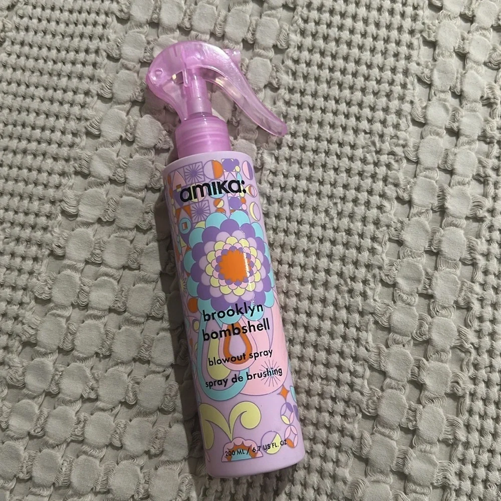 Amika Brooklyn Bombshell Blowout Spray - Pink